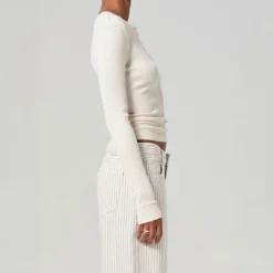 CITIZENS OF HUMANITY Varra Henley Top in Dune