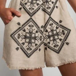 GREEK ARCHAIC KORI Lefkada Shorts in Beige/Black