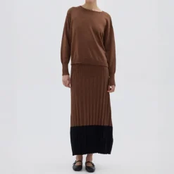 IRIS & WOOL Core Merino Logo Sweater in Walnut Melange