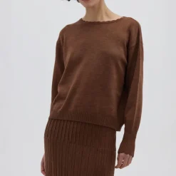 IRIS & WOOL Core Merino Logo Sweater in Walnut Melange