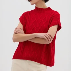 IRIS & WOOL Heart Cable Vest in True Red