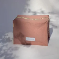 LES PENSIONNAIRES Organic Cotton Cube Toiletry Bag in Rosewood